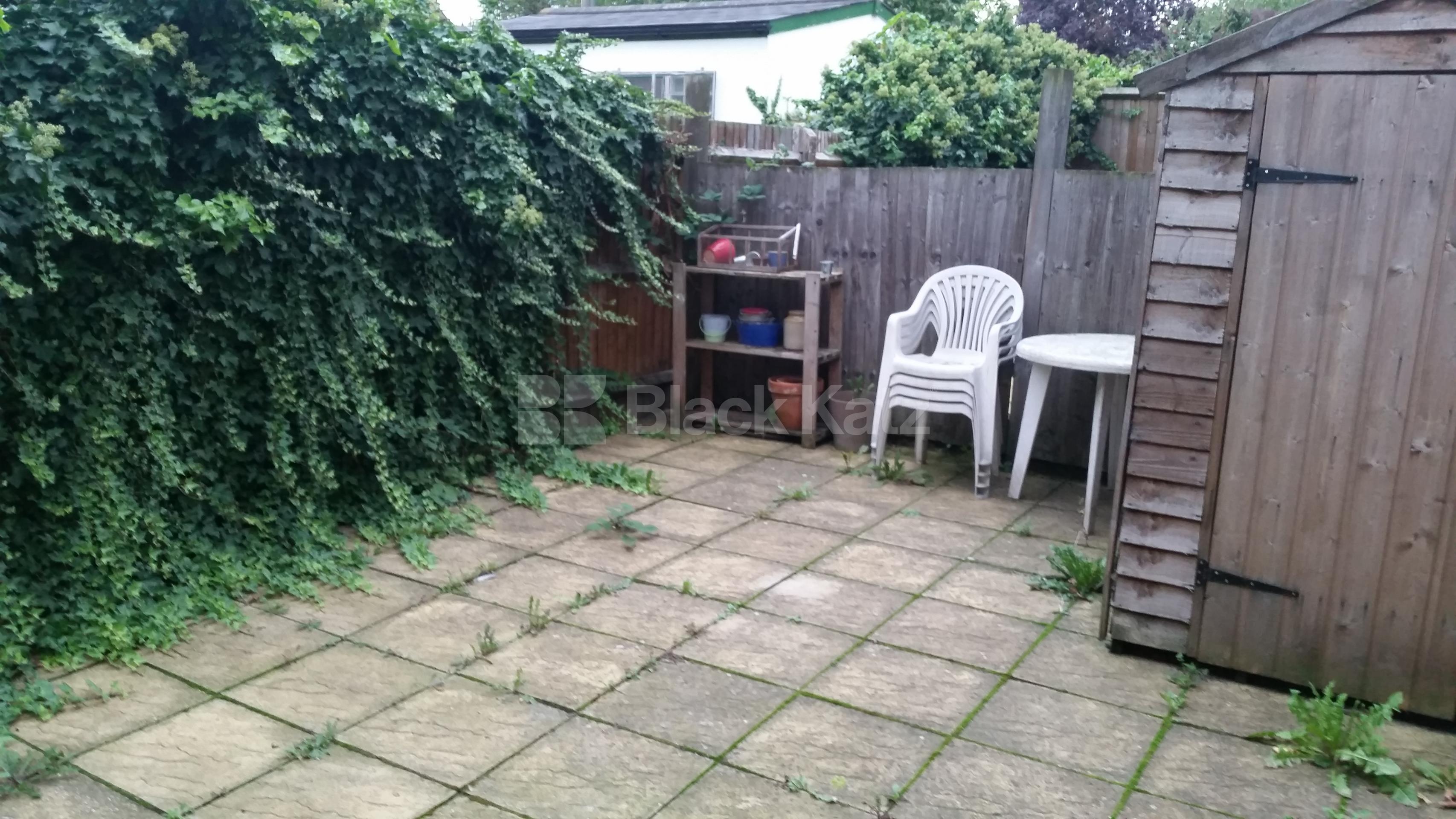 			LET , 2 Bedroom, 1 bath, 1 reception Apartment			 Bedford Road, Clapham North SW4